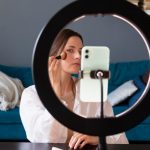content creator yang sedang membuat konten make up