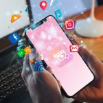 Handphone yang memperlihatkan berbagai aplikasi media sosial, termasuk Instagram