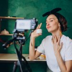 beauty influencer yang sedang membuat konten review skincare untuk channel youtube nya