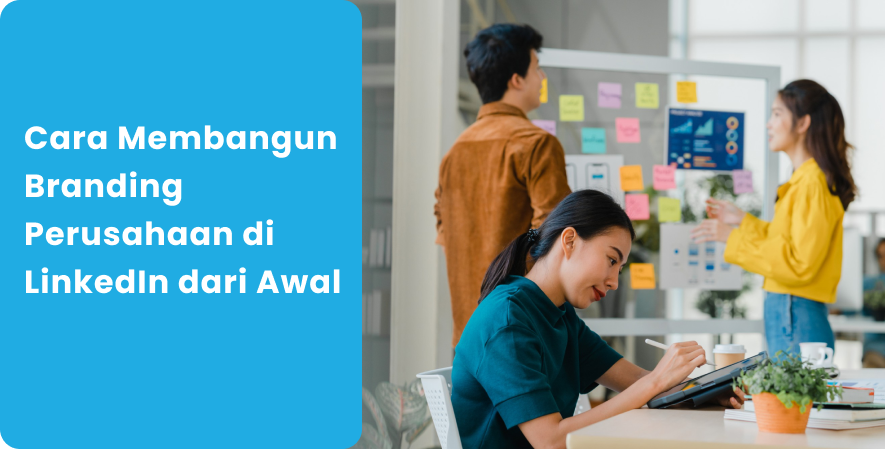 Tim profesional berdiskusi dan menggambar desain di tablet dengan teks "Cara Membangun Branding Perusahaan di LinkedIn dari Awal".