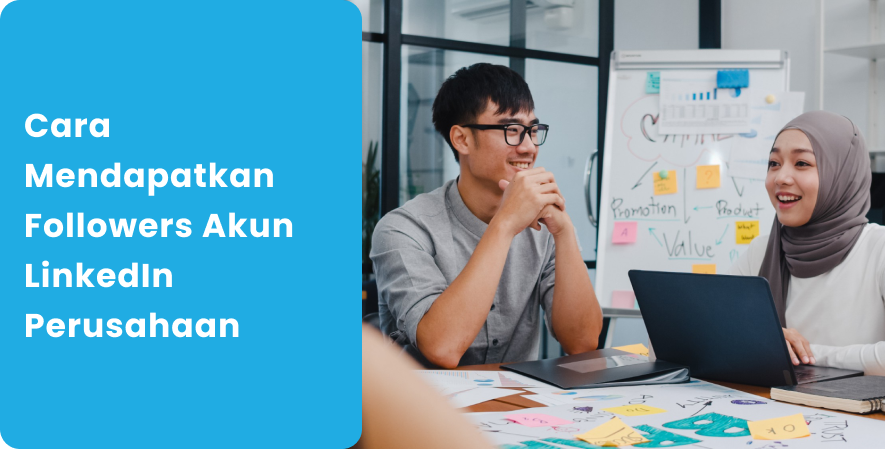 Dua rekan kerja sedang berdiskusi di meja rapat di depan papan tulis dengan teks "Cara Mendapatkan Followers Akun LinkedIn Perusahaan".