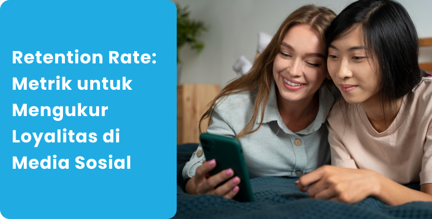 Dua wanita tersenyum bersama sambil melihat layar ponsel dengan teks "Retention Rate: Metrik untuk Mengukur Loyalitas di Media Sosial".